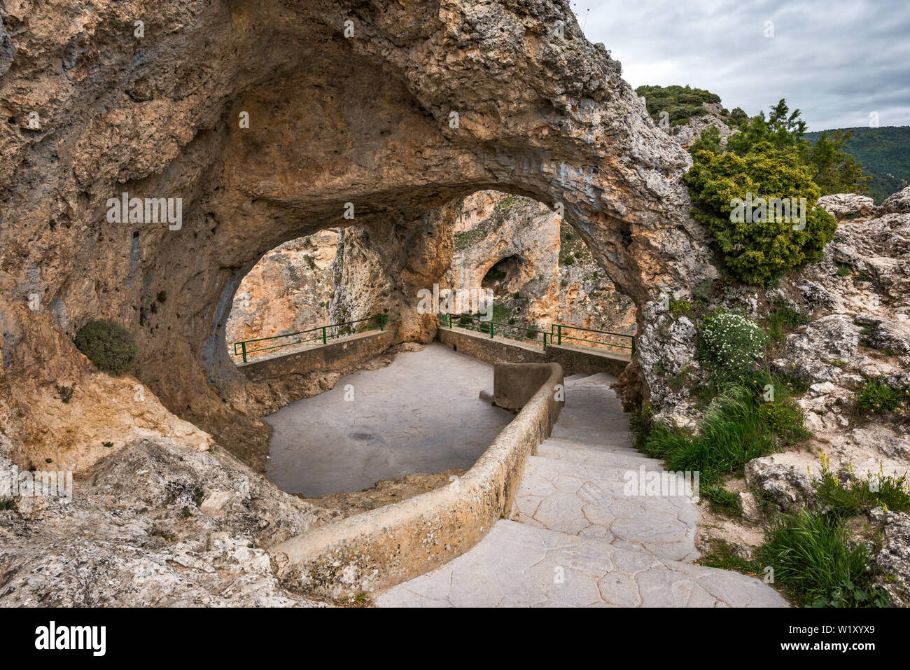 Ventano del Diablo (Devil's finestra), punto di vista a archi naturali su Jucar Gorge, Serrania de Cuenca, vicino a Cuenca, Castilla la Mancha, in Spagna Foto Stock