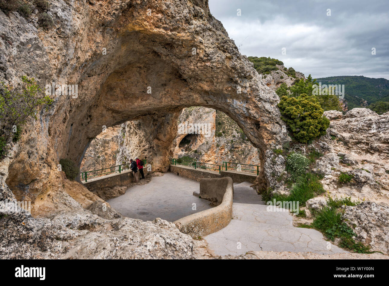 Ventano del Diablo (Devil's finestra), punto di vista a archi naturali su Jucar Gorge, Serrania de Cuenca, vicino a Cuenca, Castilla la Mancha, in Spagna Foto Stock