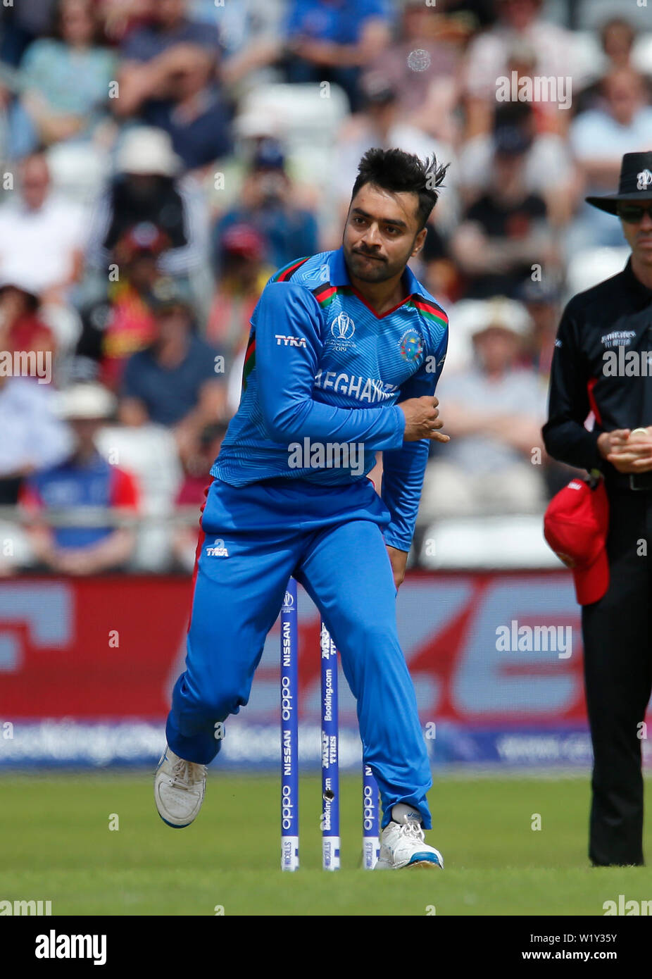 Headingley, Leeds, Regno Unito. 4 Luglio, 2019. ICC di Coppa del Mondo di cricket, Afghanistan versus West Indies; Rashid Khan dell Afghanistan bocce dal Kirkstall Road fine credito: Azione Sport Plus/Alamy Live News Foto Stock