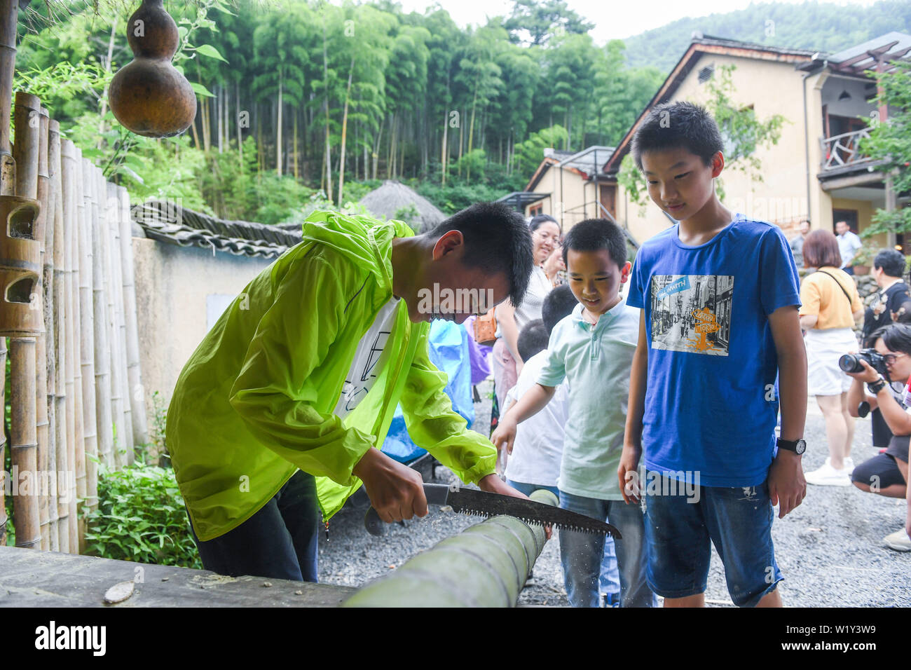 (190704) -- DEQING, 4 luglio 2019 (Xinhua) -- i turisti partecipare ad un artigianato di bambù workshop presso una famiglia alloggio in Xiantan villaggio di Moganshan Town, Deqing County, est della Cina di Provincia dello Zhejiang, 4 luglio 2019. Homestay filoni si sono moltiplicati in Moganshan grazie alla politica del governo per incoraggiare il turismo eco-compatibile che accoglie entrambi i visitatori nazionali e internazionali. L'homestay locale business fiorisce come concentrazioni di strutture ricettive di creare economie di scala, che giustifichi di per sé come un percorso di rivitalizzazione delle zone rurali. Nel 2018, circa 2,1 milioni tra un totale di Foto Stock