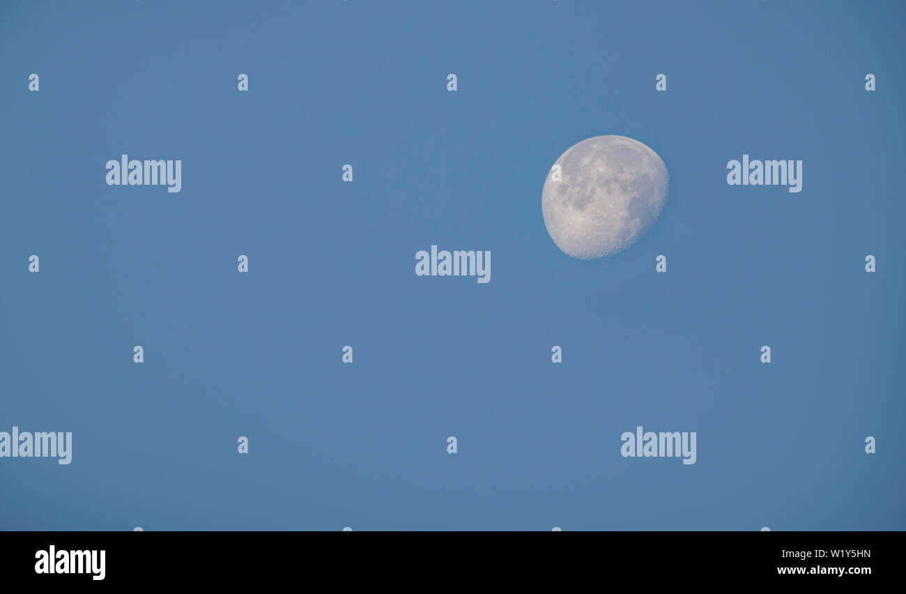 Luna in condizioni di luce diurna sul cielo luminoso. Foto Stock