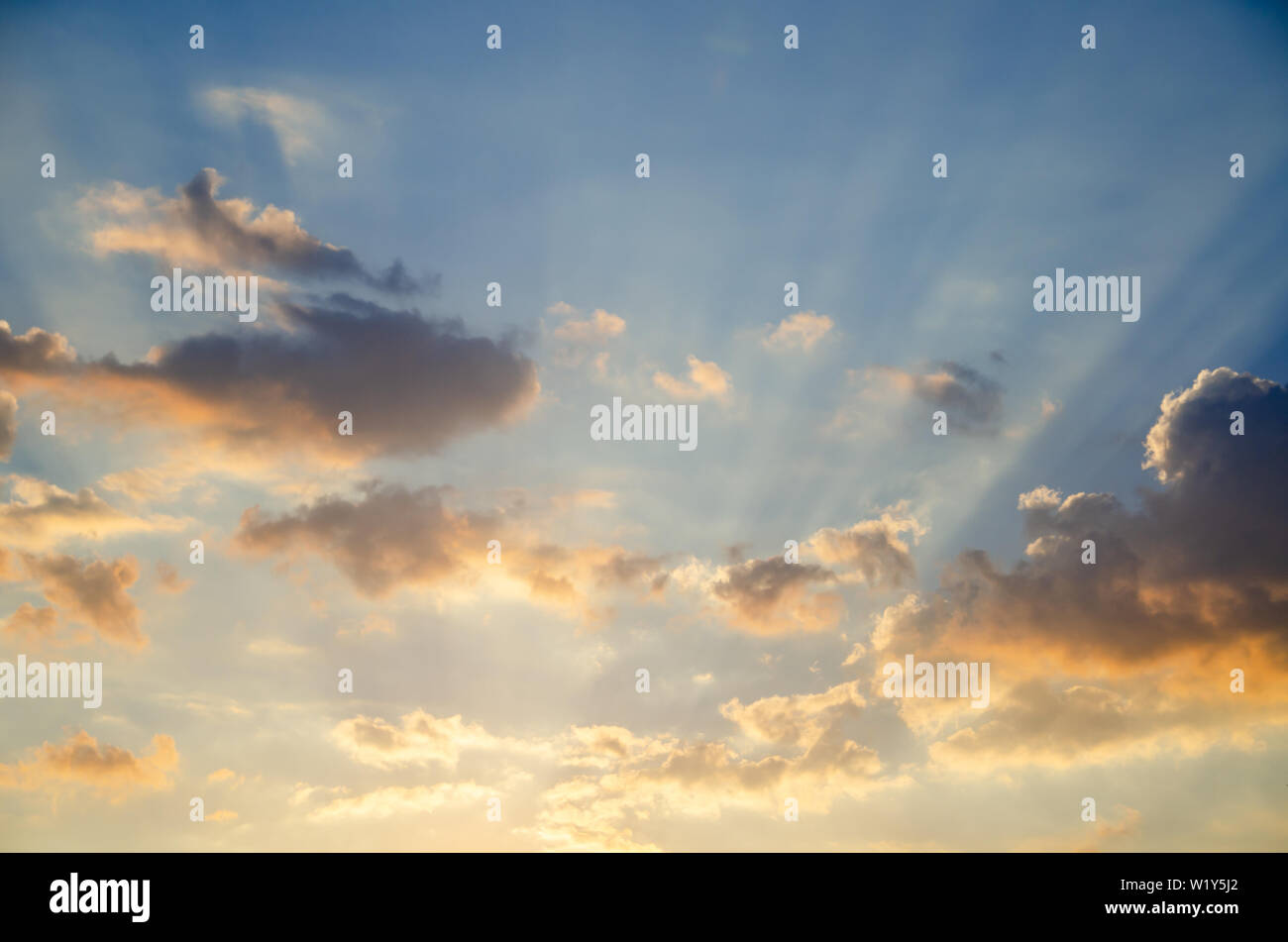 Colorate sullo sfondo del cielo con le nuvole di sunrise Foto Stock