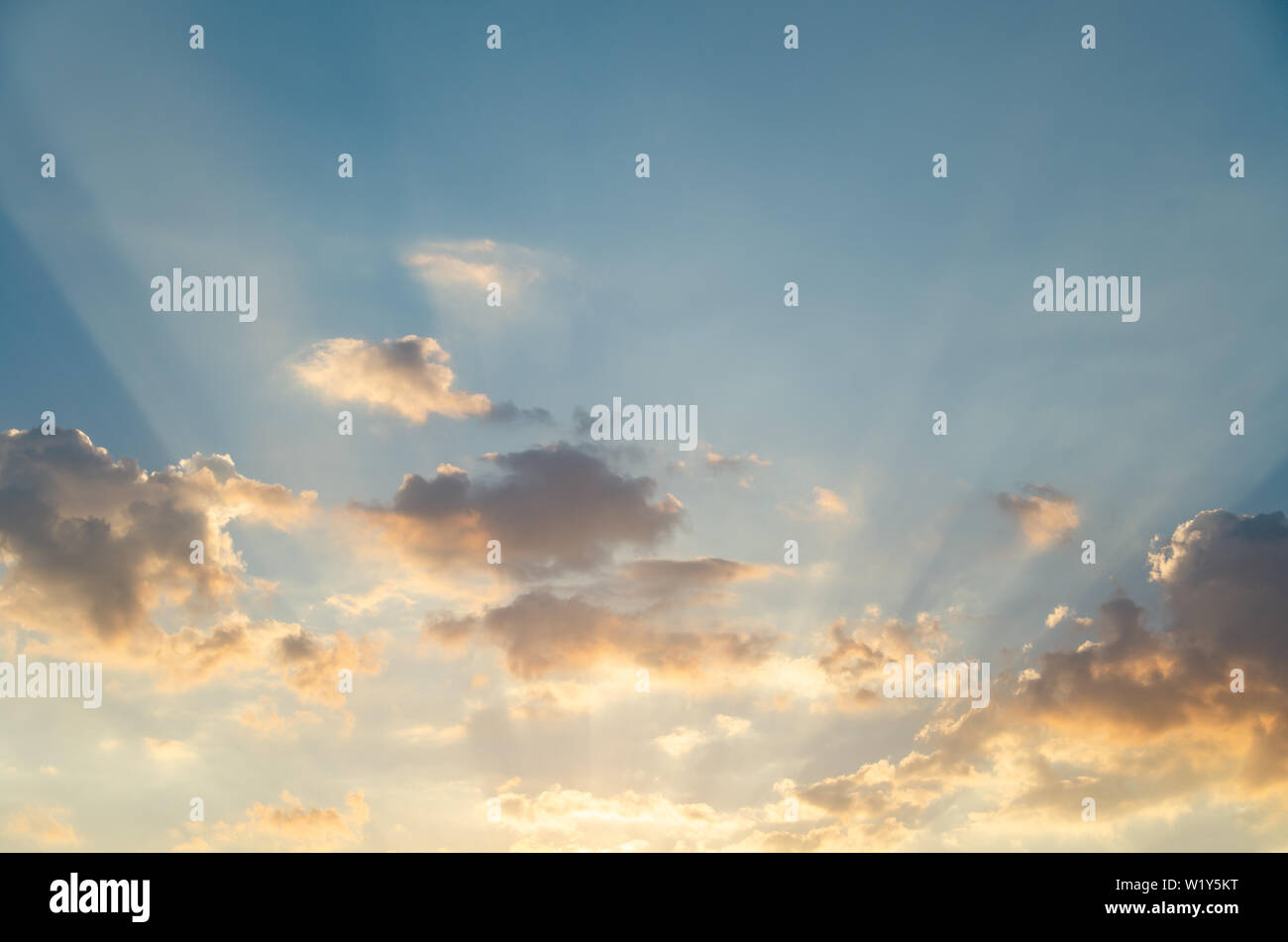 Colorate sullo sfondo del cielo con le nuvole di sunrise Foto Stock