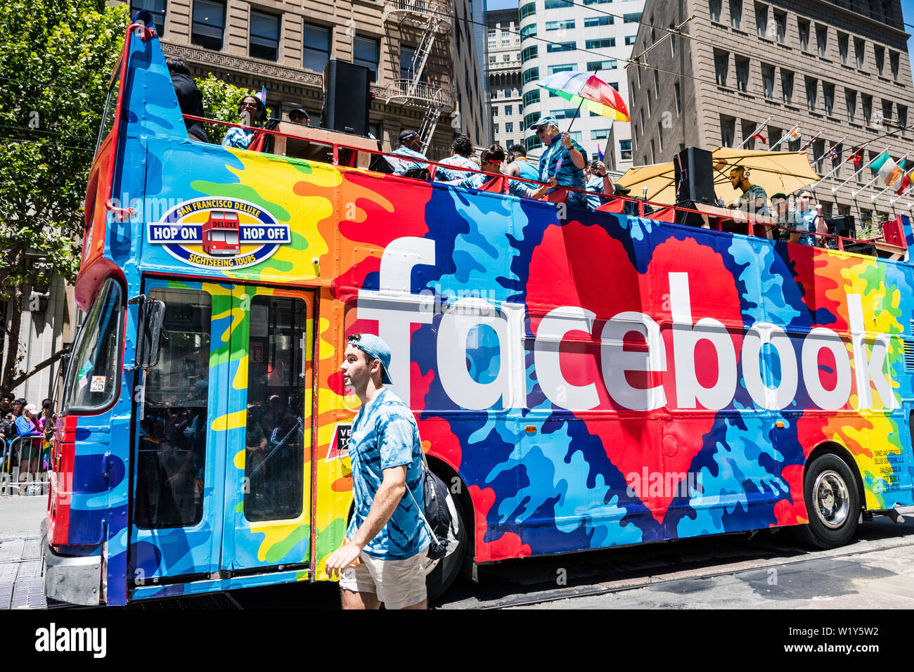 Giugno 30, 2019 San Francisco / CA / STATI UNITI D'AMERICA - Facebook dipendenti e rappresentanti che partecipano al SF Pride Parade in downtown San Francisco Foto Stock