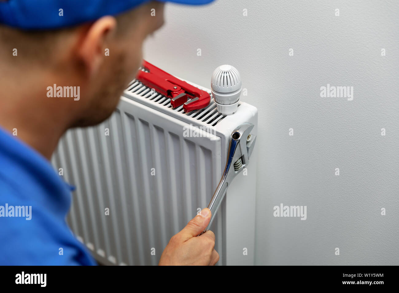 Sistema di riscaldamento Servizi di installazione e manutenzione. idraulico installazione del radiatore Foto Stock