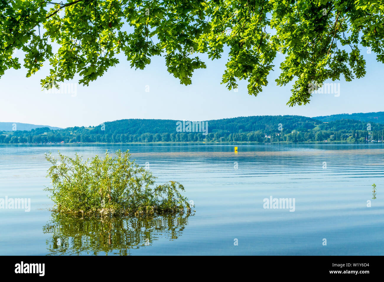 Vacanze a molla sul bellissimo Lago di Costanza con il blu del cielo Foto Stock