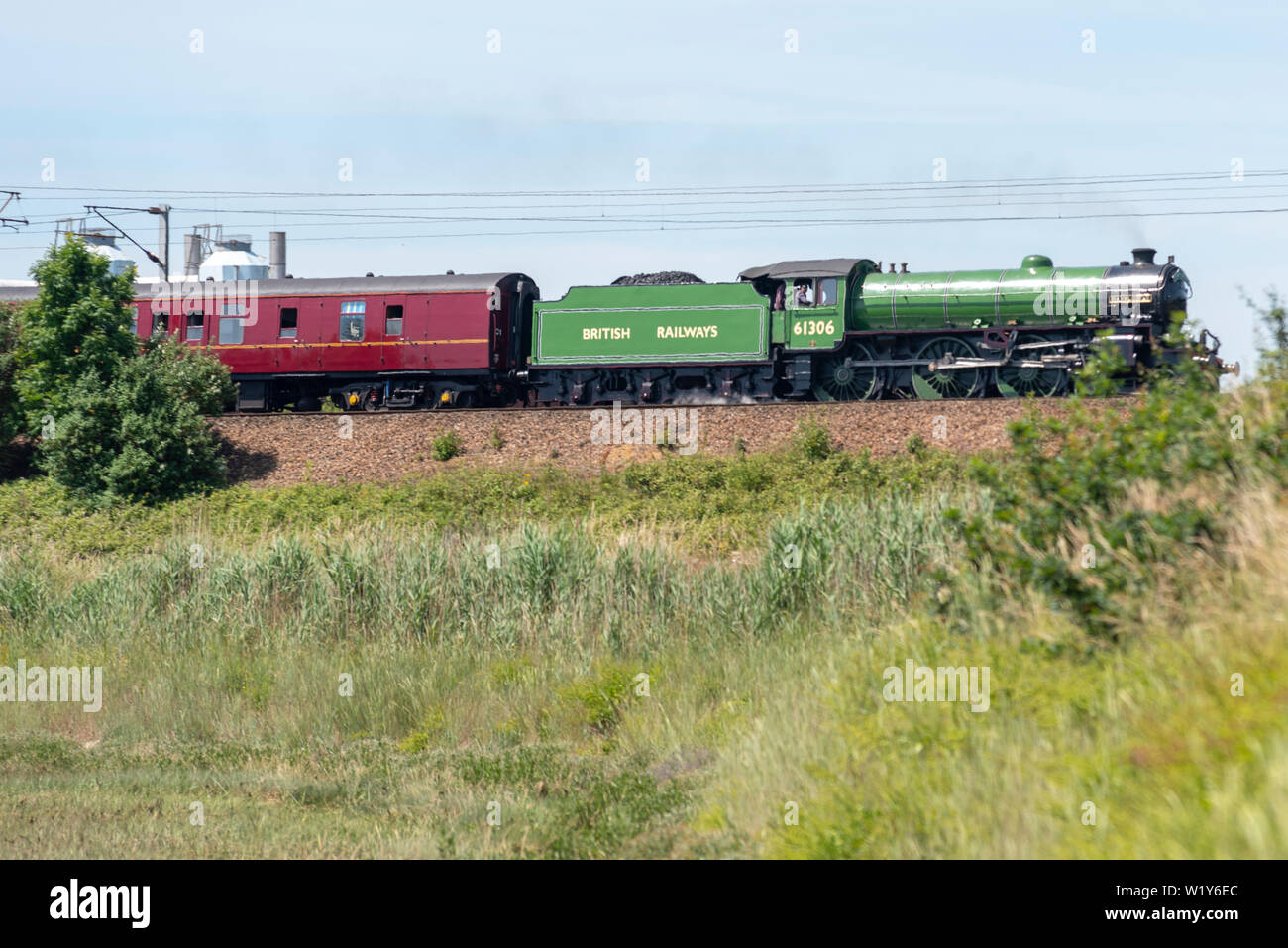 Un'escursione in treno a vapore va da Liverpool Street a Londra a Dereham nel Norfolk, passando attraverso la campagna dell'Essex e del Suffolk. Visto salire su un argine sopra il fiume Stour a Manningtree, Essex, lo speciale Steam Dreams Rail Co. Viene trasportato da 61306 LNER Thompson Classe B1 "Mayflower". Risplendente in verde mela BR la locomotiva è stata recentemente completamente revisionata e restituita ai principali prodotti speciali all'inizio del 2019 Foto Stock