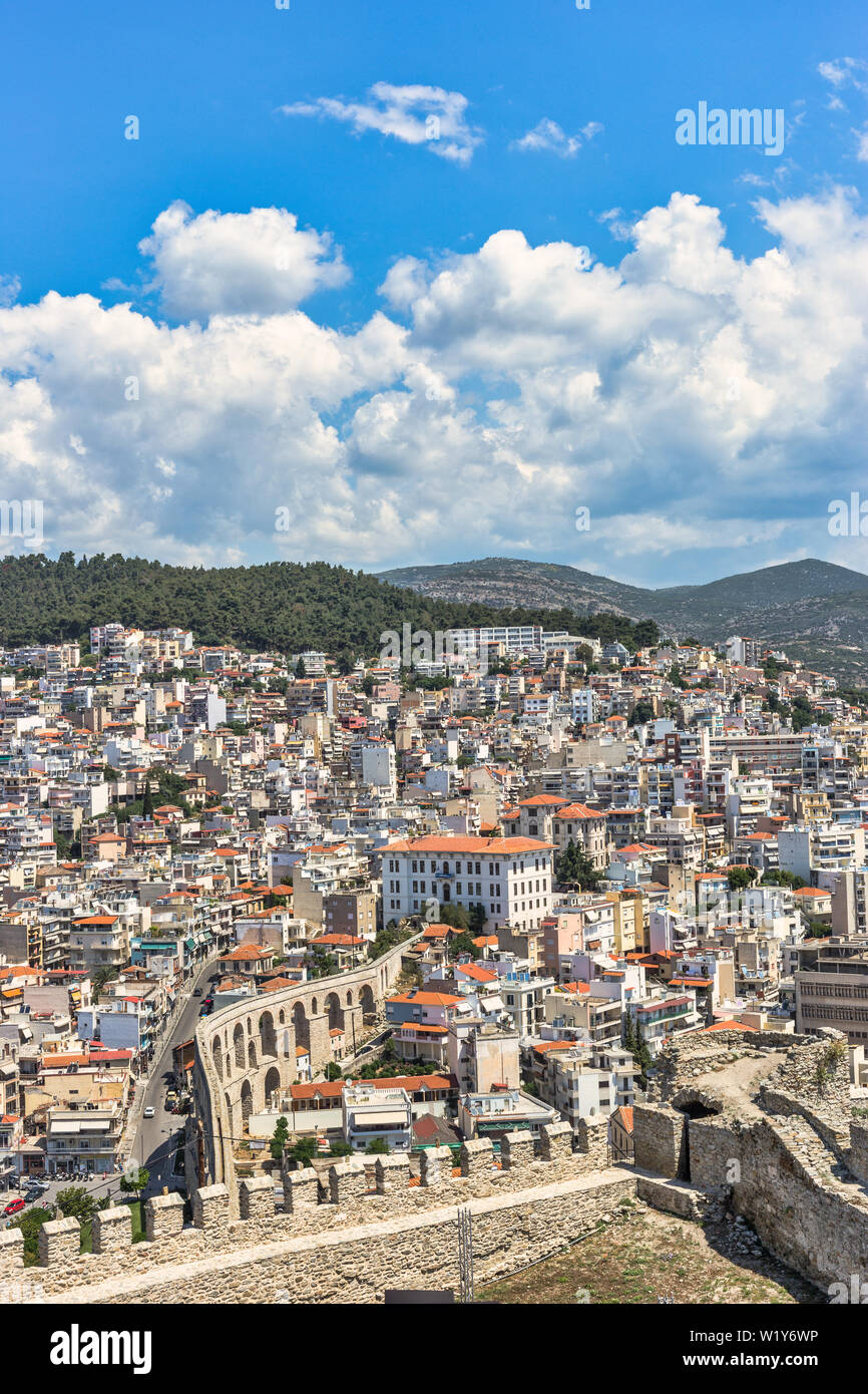 Bellissimo paesaggio di Kavala, vista dal castello. Kavala è una città costiera nel nord della Grecia, che ha una ricca storia e così è molto popolare di Foto Stock