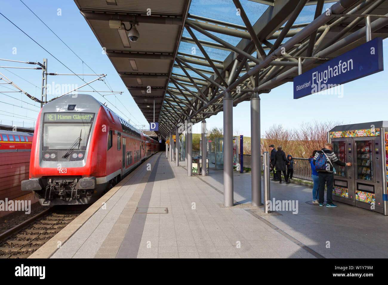 Dusseldorf, Germania - 24 Marzo 2019: stazione ferroviaria all'aeroporto di Düsseldorf (DUS) in Germania. Foto Stock