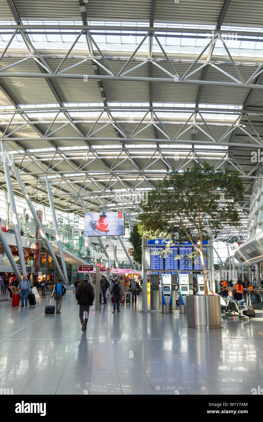 Dusseldorf, Germania - 24 Marzo 2019: terminal dell aeroporto di Düsseldorf (DUS) in Germania. Foto Stock