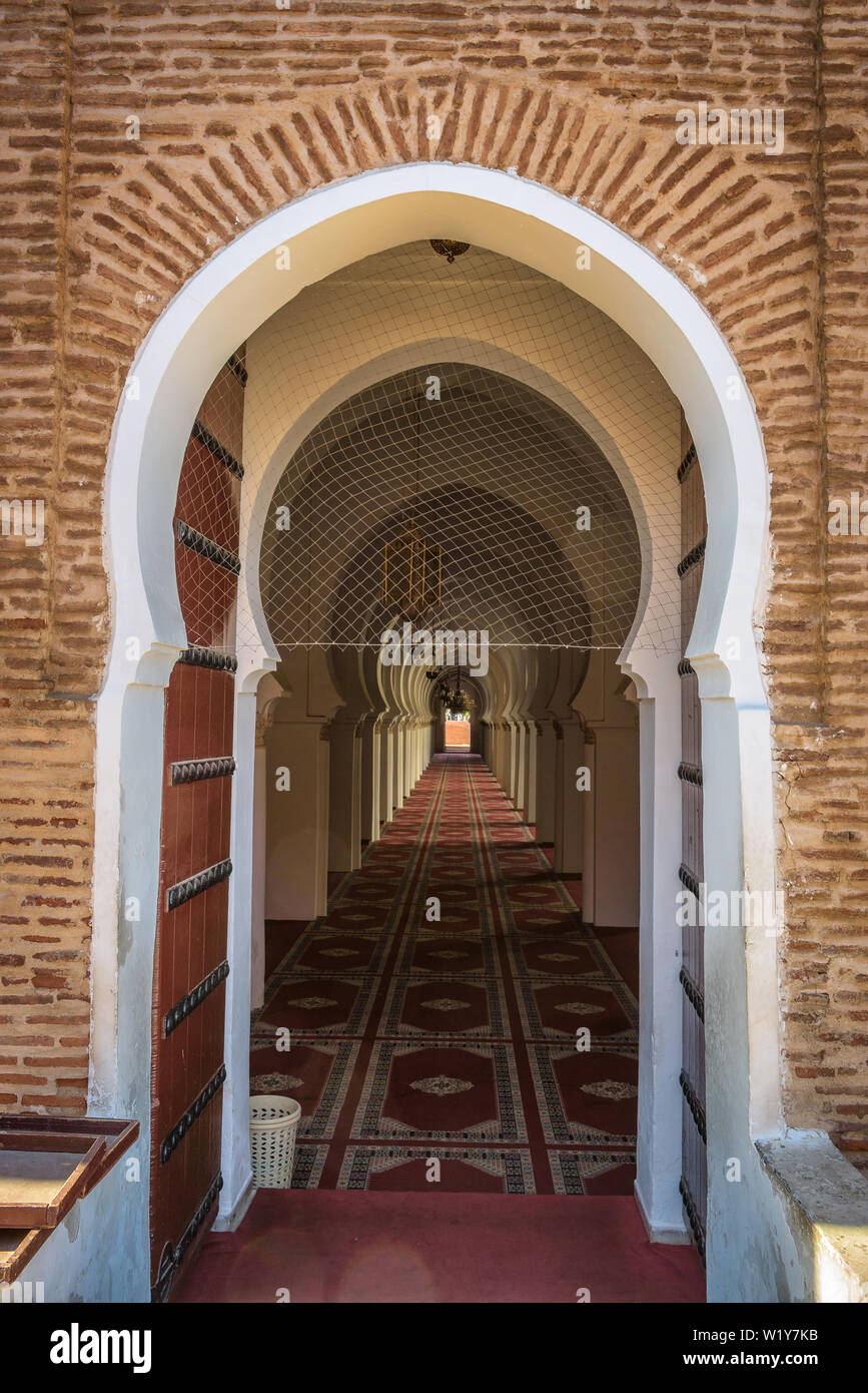 Marocchino porta in legno che conduce in una moschea islamica a Marrakech, Marocco Foto Stock