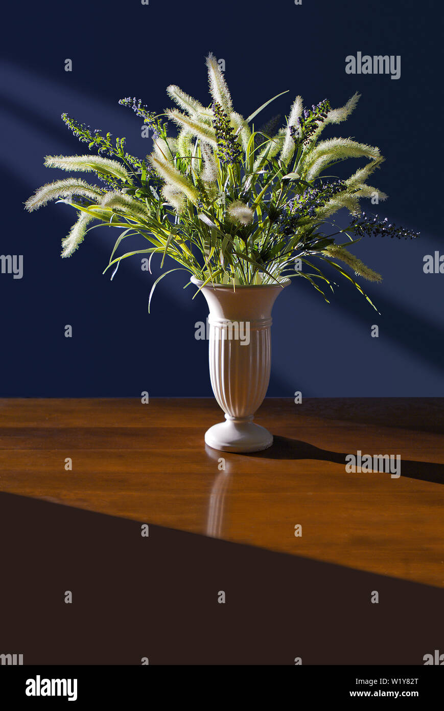 Fiori secchi nel vaso bianco Foto Stock