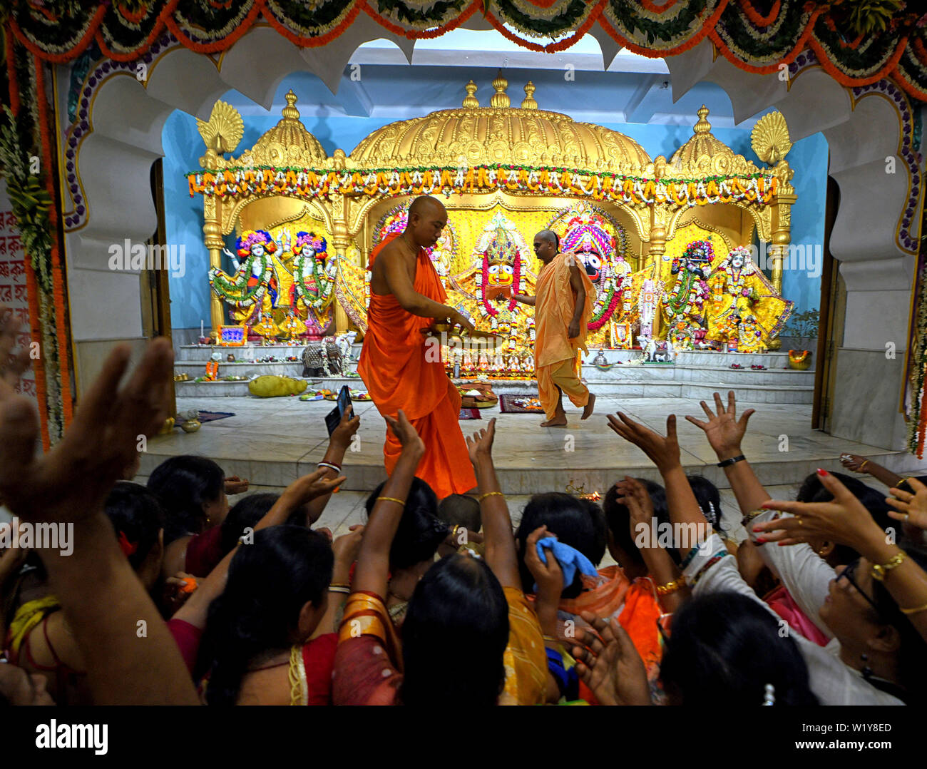 Devoti indù alzare le loro mani come essi ricevono la benedizione dal Signore Jagannath presso la società internazionale per la Coscienza di Krishna (ISKCON) Habibpur durante il Festival.Ratha Yatra, a cui si fa riferimento anche come Rathayatra, Rathajatra o festival Chariot connessi con il Signore Jagannath celebrata in tutto il mondo come per la mitologia indù. Rathajatra è un viaggio in un carro del Signore Jagannath accompagnato dal pubblico celebrato ogni anno. Foto Stock