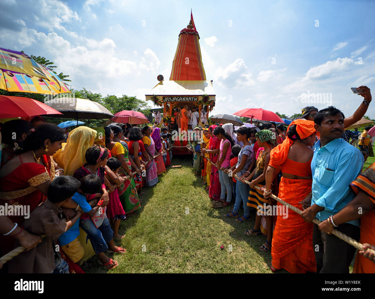 Una folla di persone raccolte nella parte anteriore del carro del Signore Jagannath presso la società internazionale per la Coscienza di Krishna (ISKCON) Habibpur durante un festival.Ratha Yatra, a cui si fa riferimento anche come Rathayatra, Rathajatra o festival Chariot connessi con il Signore Jagannath celebrata in tutto il mondo come per la mitologia indù. Rathajatra è un viaggio in un carro del Signore Jagannath accompagnato dal pubblico celebrato ogni anno. Foto Stock