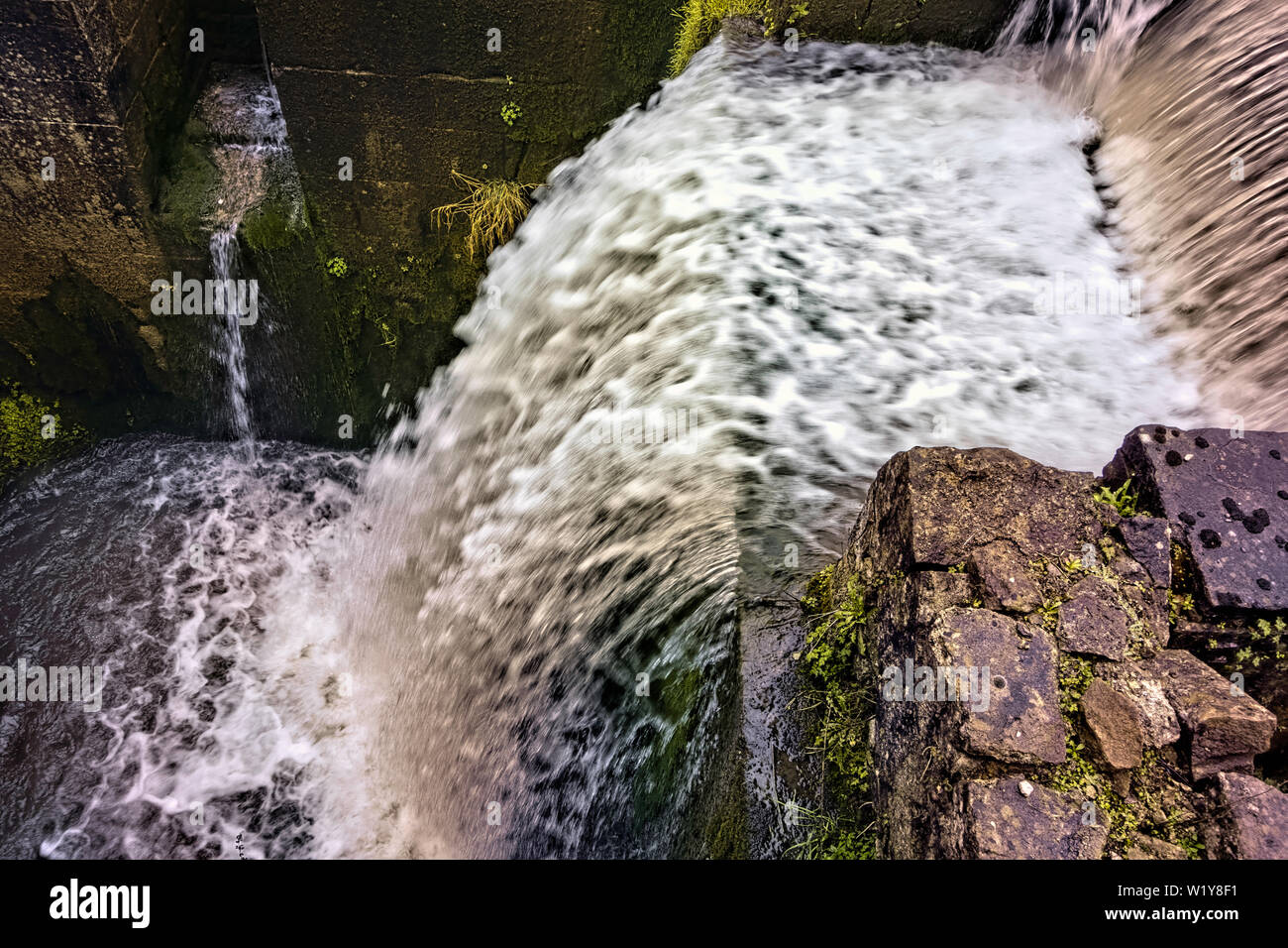 Il potere di acqua in Matlock Derbyshire Regno Unito al mulino Cromfiord il primo al mondo alimentata acqua mulino di cotone Foto Stock