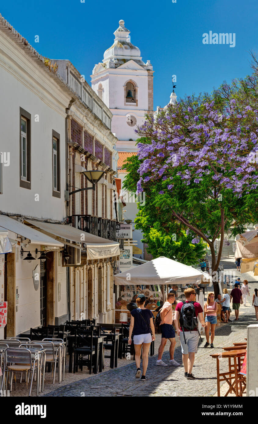 Lagos scena di strada nella città vecchia con la chiesa di Santo António e jacaranda in fiore Foto Stock