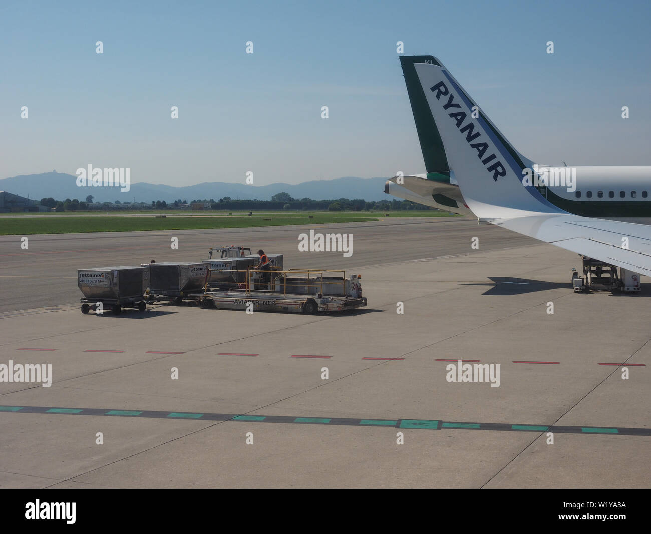 CASELLE, Italia - circa giugno 2019: a terra di aeromobili Servizi di movimentazione merci a Sandro Pertini di Torino aeroporto con Aviapartner e aereo Ryanair Foto Stock