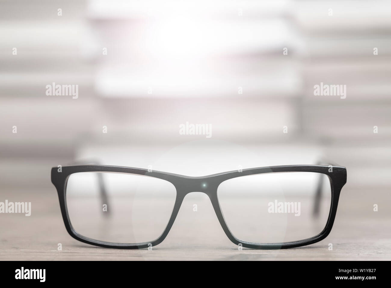 Bicchieri sullo sfondo di libri. Simbolo della conoscenza, della scienza, di studio, di saggezza. Foto Stock