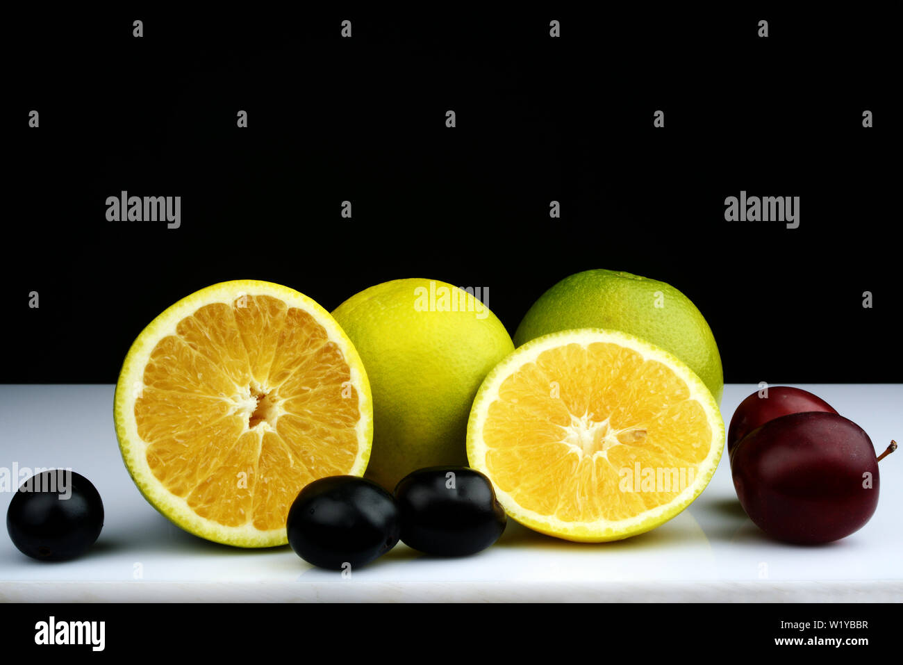 Dolce limone, un agrume con maturi frutti di prugne per una dieta sana Foto Stock