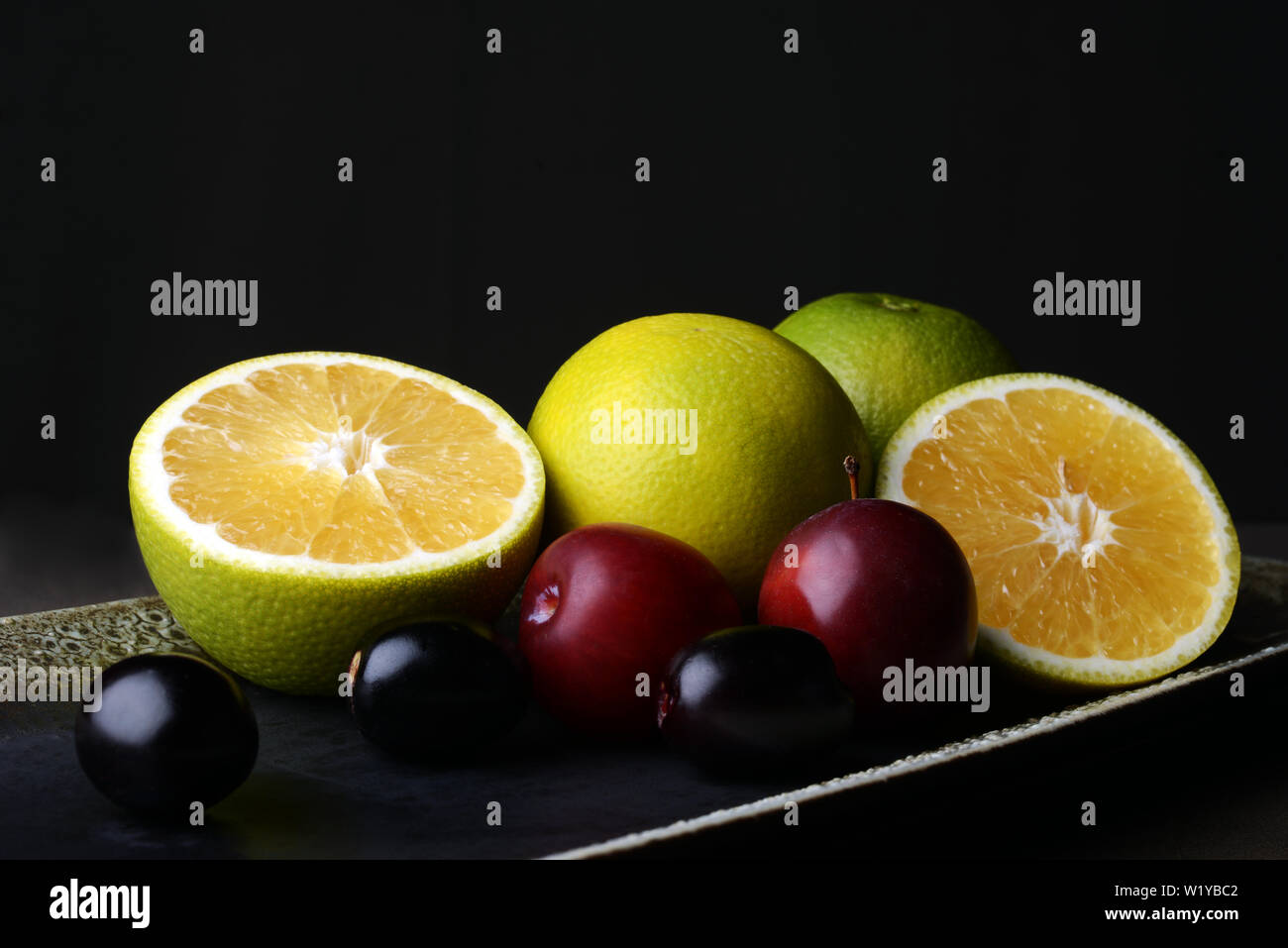 Dolce limone, un agrume con maturi frutti di prugne per una dieta sana Foto Stock