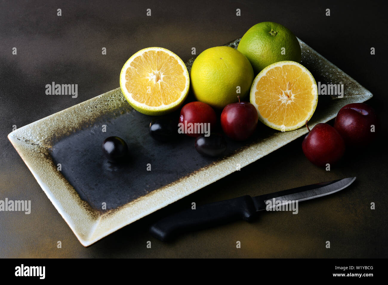 Dolce limone, un agrume con maturi frutti di prugne per una dieta sana Foto Stock