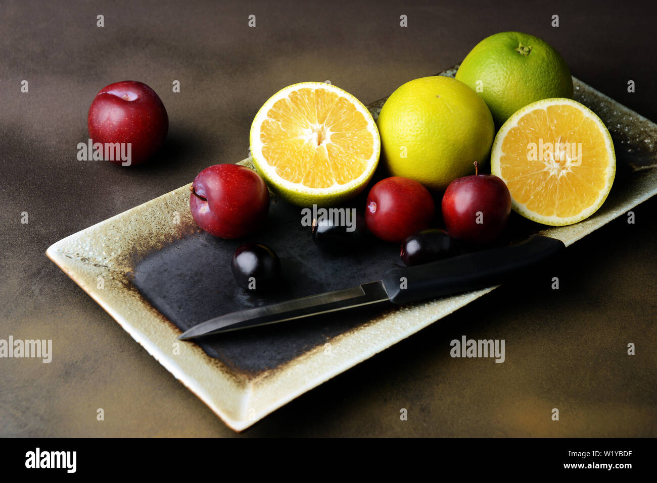 Dolce limone, un agrume con maturi frutti di prugne per una dieta sana Foto Stock