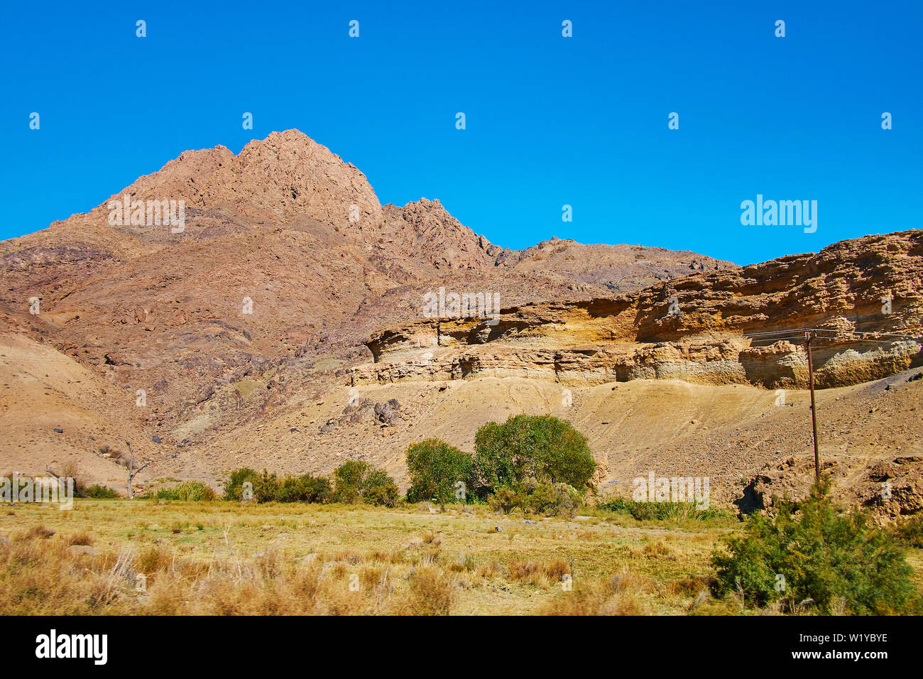 Le pittoresche montagne Karkas tratto lungo la strada da Kashan al villaggio Abyaneh, Provincia di Isfahan, Iran. Foto Stock