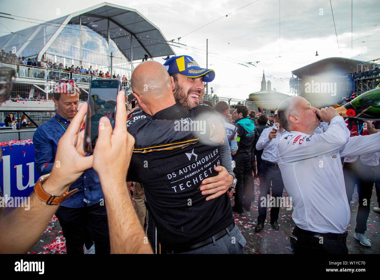 Gara francese auto conducente Jean Eric Vergne e il suo team in DS Techeetah celebrare la sua vittoria dell'ABB FIA Formula e gara a Berna con champagne. Foto Stock