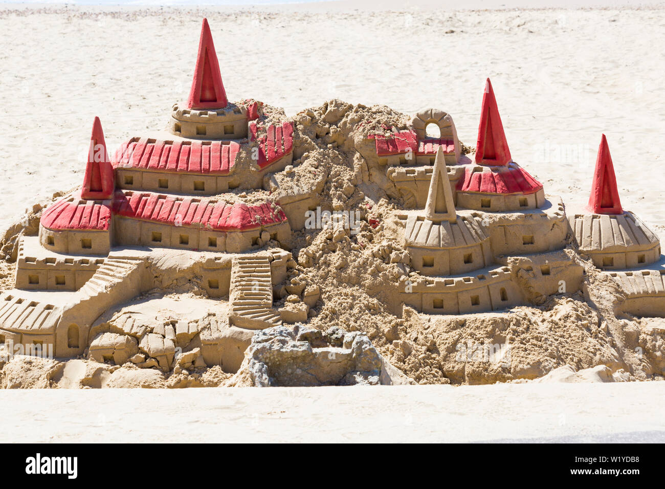 Elaborata scultura del castello di sabbia sulla spiaggia di Durley Chine a Bournemouth, Dorset UK nel mese di luglio - Castello di Hogwarts da Harry Potter nella sabbia Foto Stock