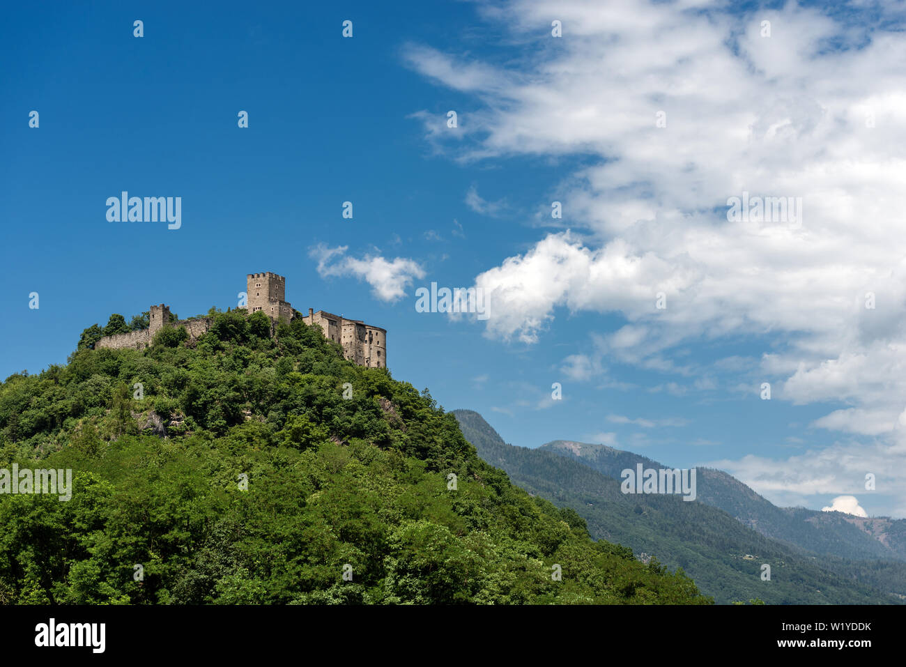 Il castello medievale di Pergine Valsugana, piccola città in Alpi italiane, Trentino Alto Adige, Provincia di Trento, Italia, Europa Foto Stock