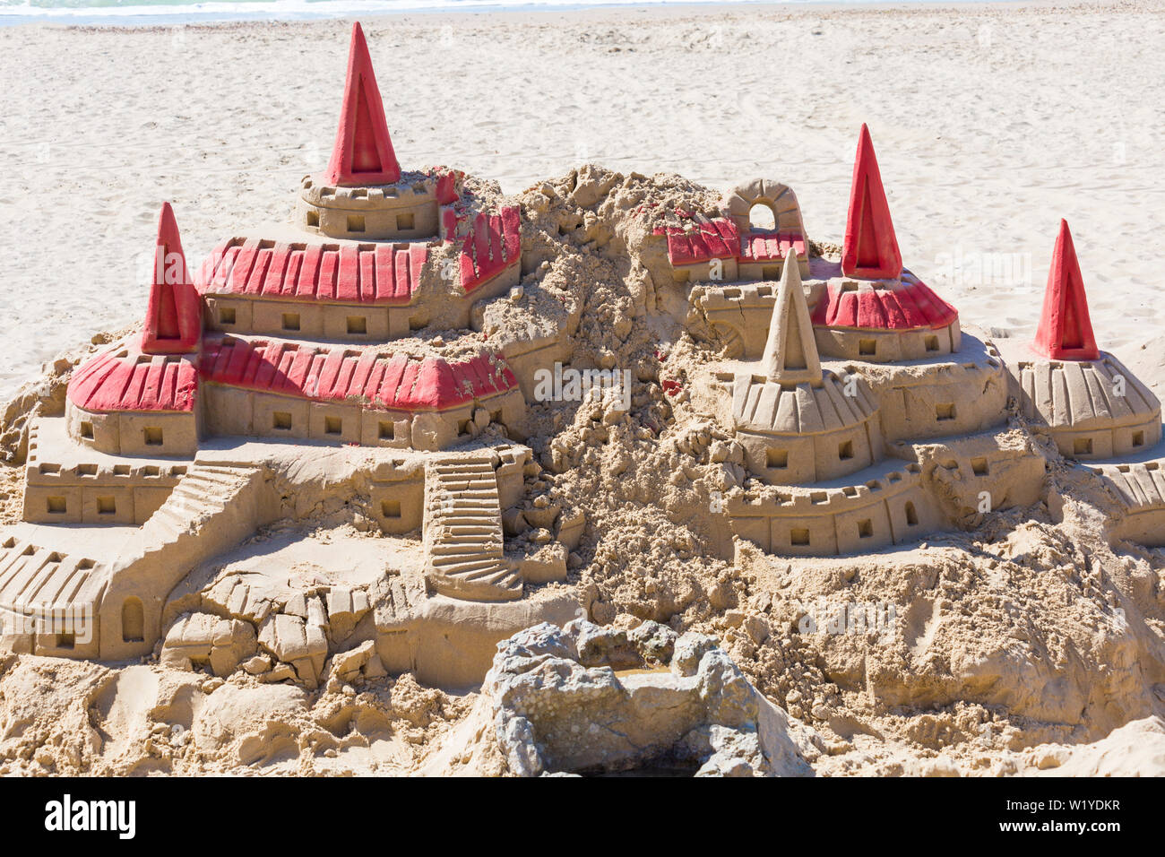 Elaborata scultura del castello di sabbia sulla spiaggia di Durley Chine a Bournemouth, Dorset UK nel mese di luglio - Castello di Hogwarts da Harry Potter nella sabbia Foto Stock