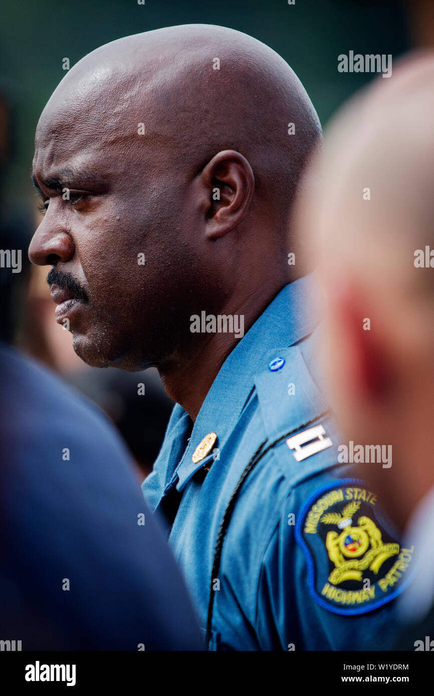 Capitano Ronald Johnson del Missouri State Highway Patrol passeggiate e colloqui con i manifestanti in un tentativo di calmare le tensioni dopo i disordini e proteste dopo l uccisione di Michael Brown. Foto Stock