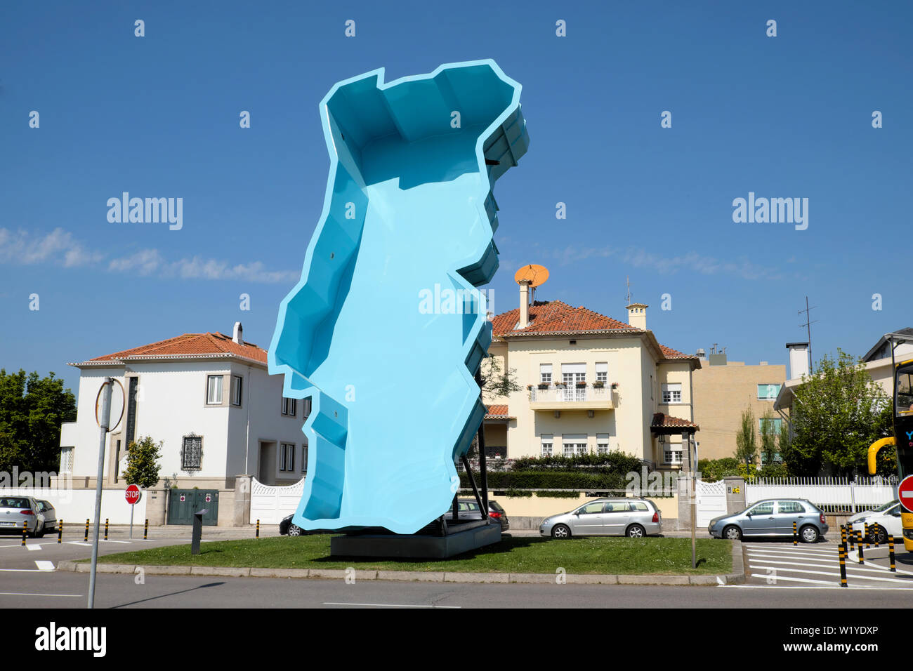 Joana Vasconcelos piscina scultura in strada al di fuori del Museo Serralves di Porto Oporto portogallo Europa KATHY DEWITT Foto Stock