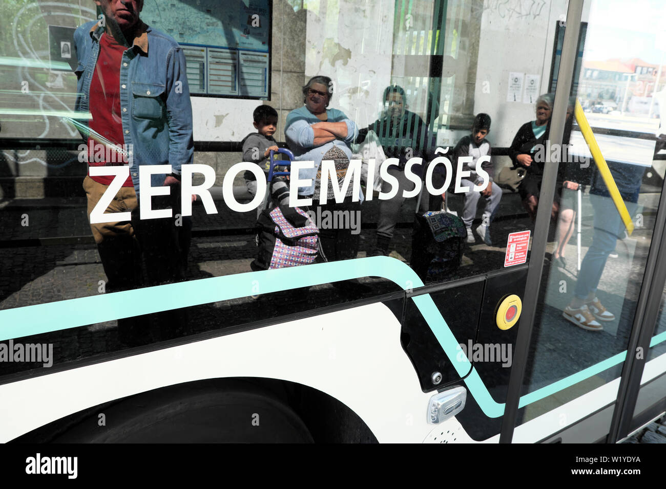 Zero emissioni emissoes 100% elettrico eletrico segno sul lato di un autobus nella città di Porto Oporto portogallo Europa KATHY DEWITT Foto Stock