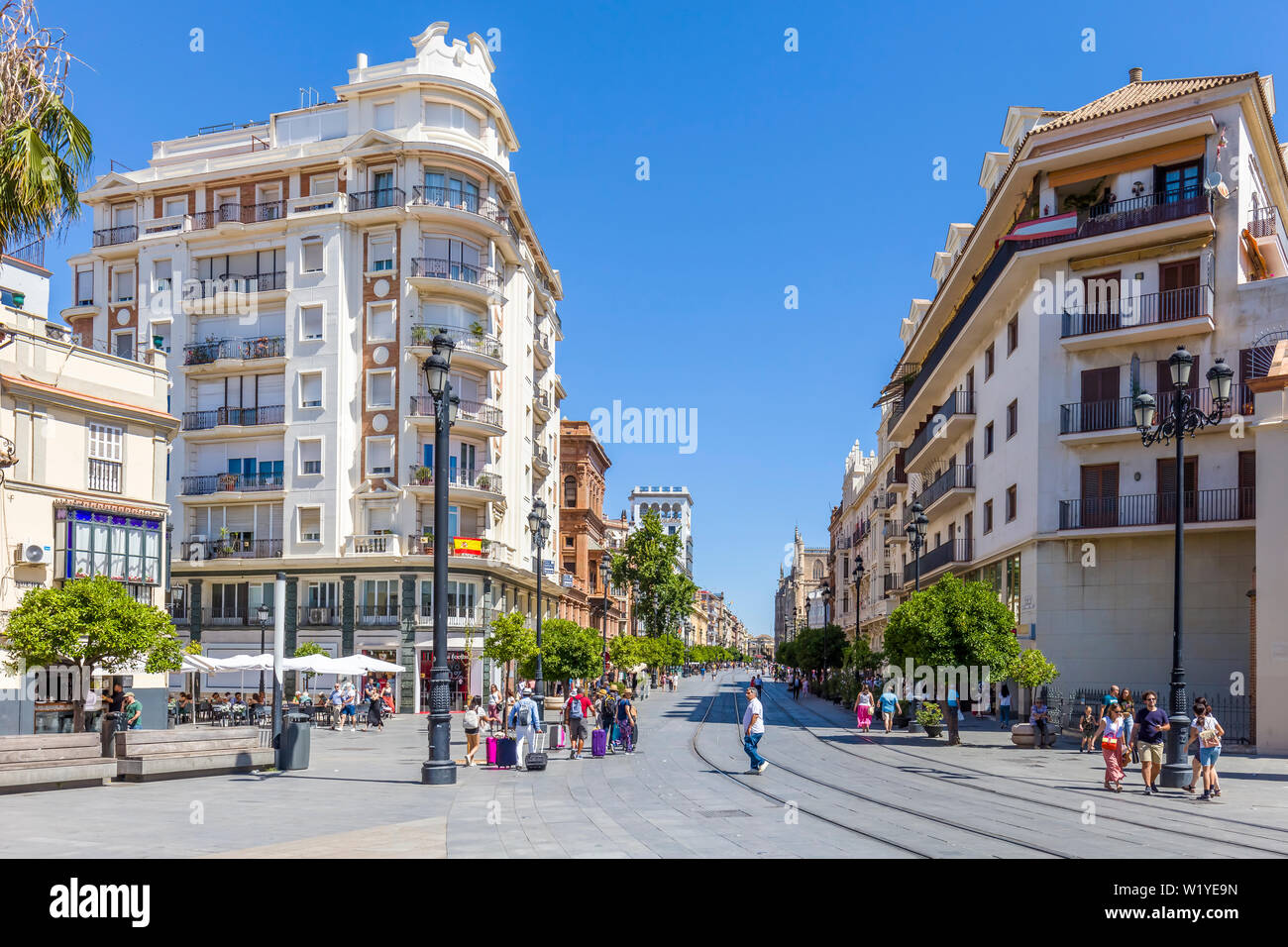 Avenida de la Constitucion nel centro storico centro di Siviglia, in Andalusia, Spagna, Europa Foto Stock