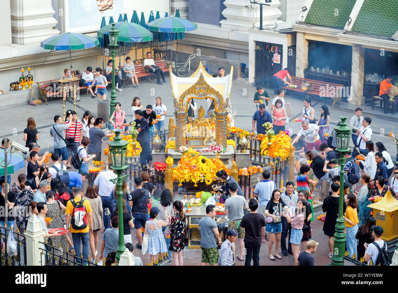 Bangkok-Thailand Jan 18 2018: la gente e i turisti in viaggio per molti flat rendere omaggio al Santuario di Erawan sulla vista superiore, Bangkok, Thailandia Foto Stock
