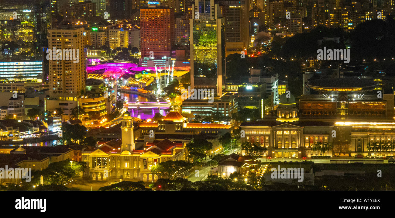 Torri e grattacieli del centro cittadino di Singapore illuminata di notte. Foto Stock