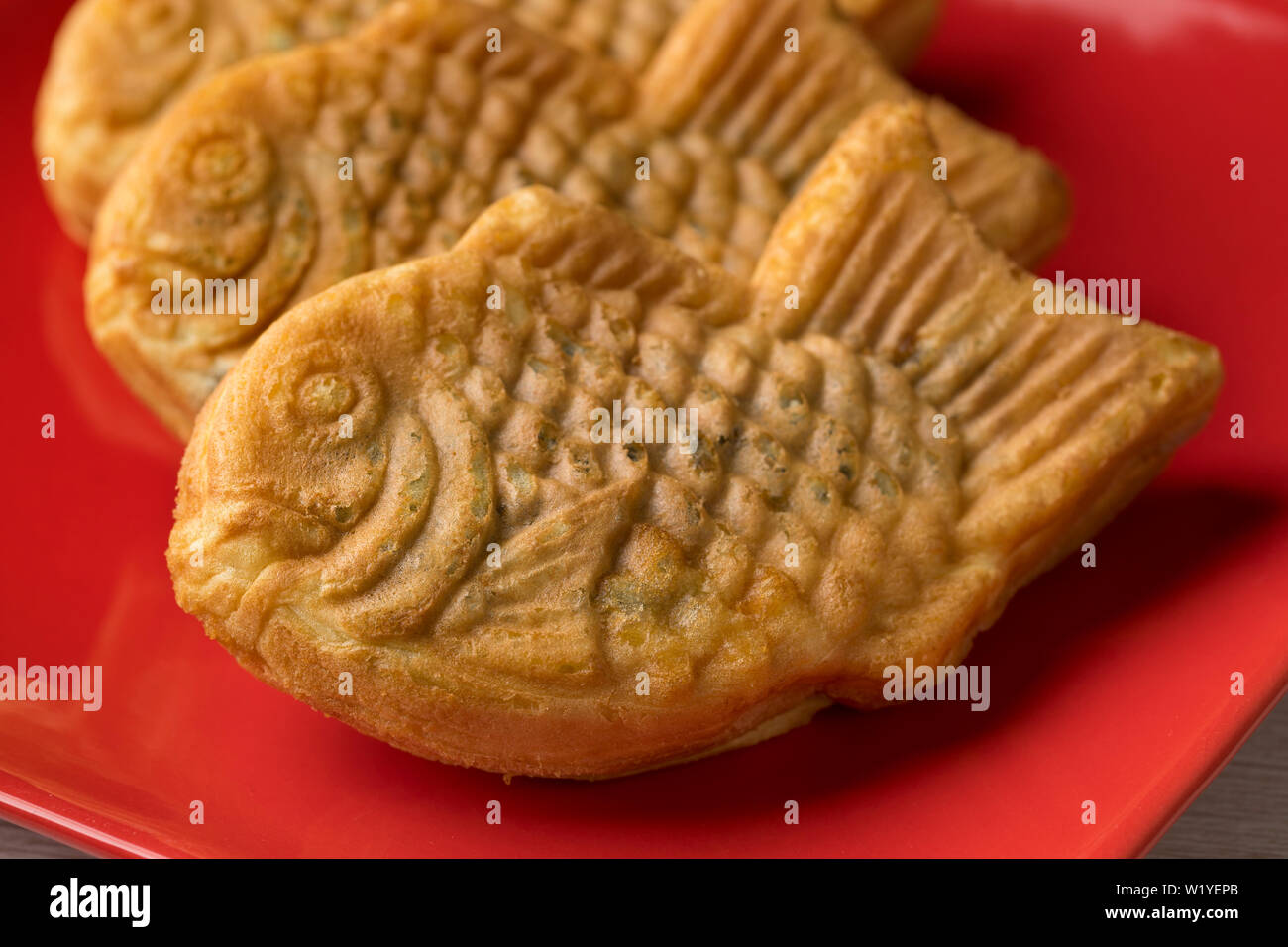Freschi di forno, Taiyaki giapponese a forma di pesce farcita con pasta di fagiolo rossa close up Foto Stock