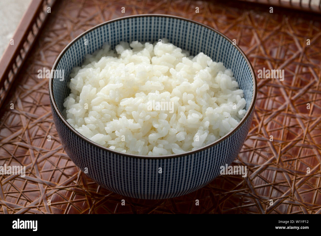Tradizionale Giapponese del recipiente con cotto riso bianco close up Foto Stock