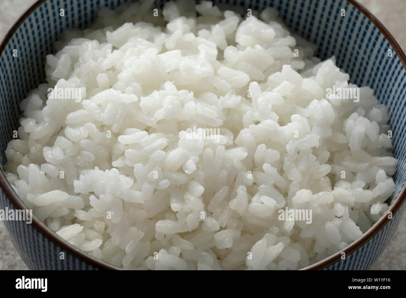Tradizionale Giapponese del recipiente con cotto riso bianco close up Foto Stock
