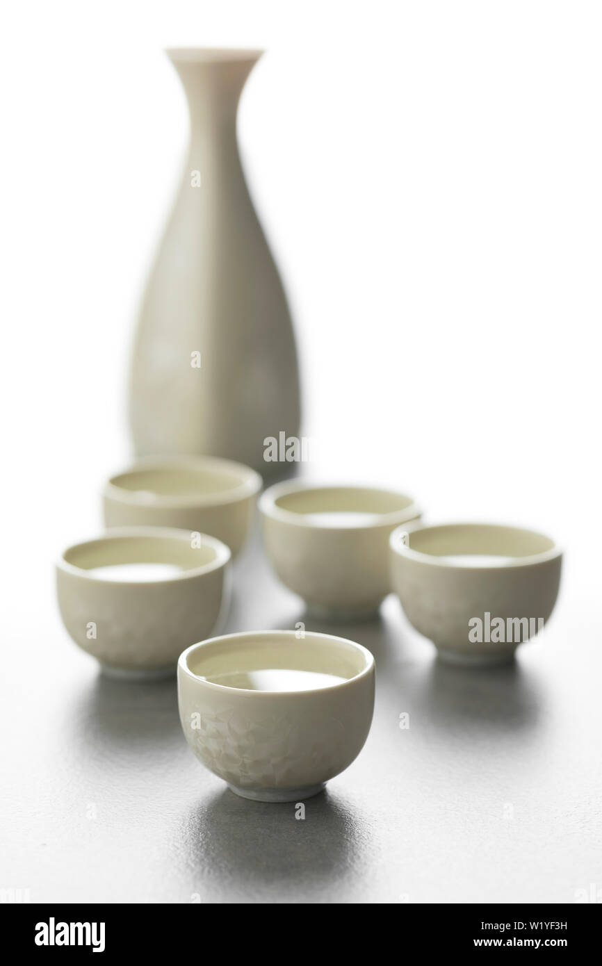 Tradizionale sake Giapponese set, bottiglia e tazze Foto Stock