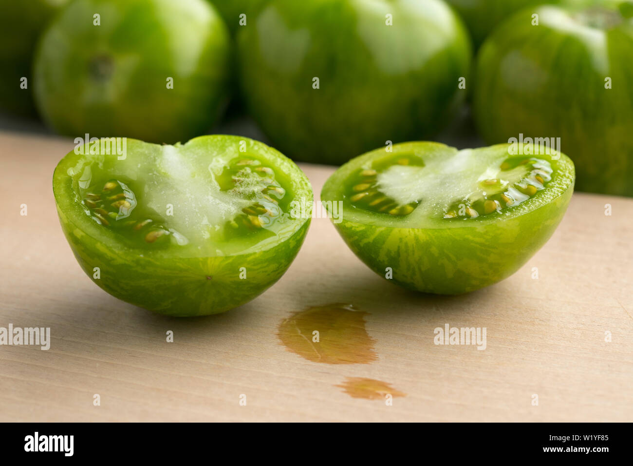 Fresh succosa dimezzato a strisce verdi pomodori close up Foto Stock