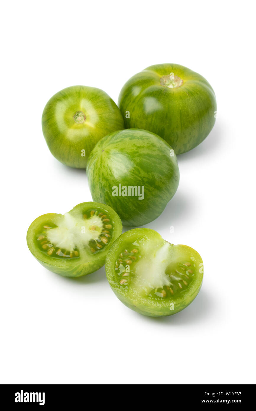 A strisce verdi e i pomodori tagliati a metà quelli isolati su sfondo bianco Foto Stock