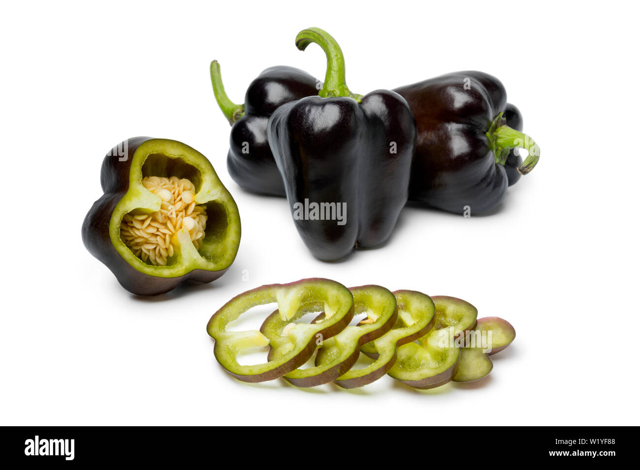 Crudo fresco mini viola il peperone tagliato a fette isolati su sfondo bianco Foto Stock