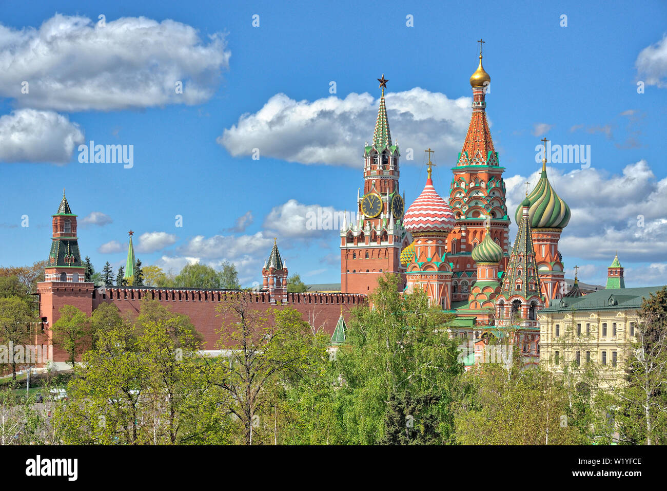 Monumenti storici di Mosca dietro gli alberi. La vista dalla collina più alta del Parco Zaryadye Foto Stock