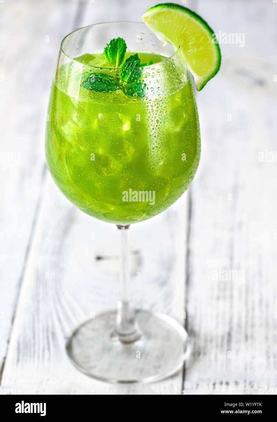 Bicchiere di verde mojito con menta fresca e la fetta di limone Foto Stock