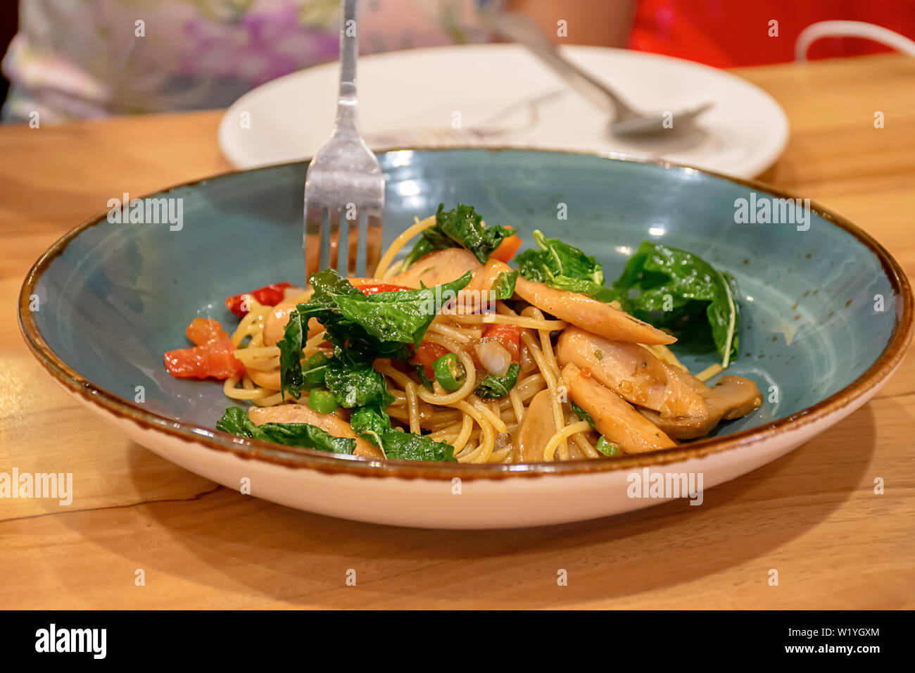 Gli spaghetti piccante di gamberi e calamari con verdure. Foto Stock