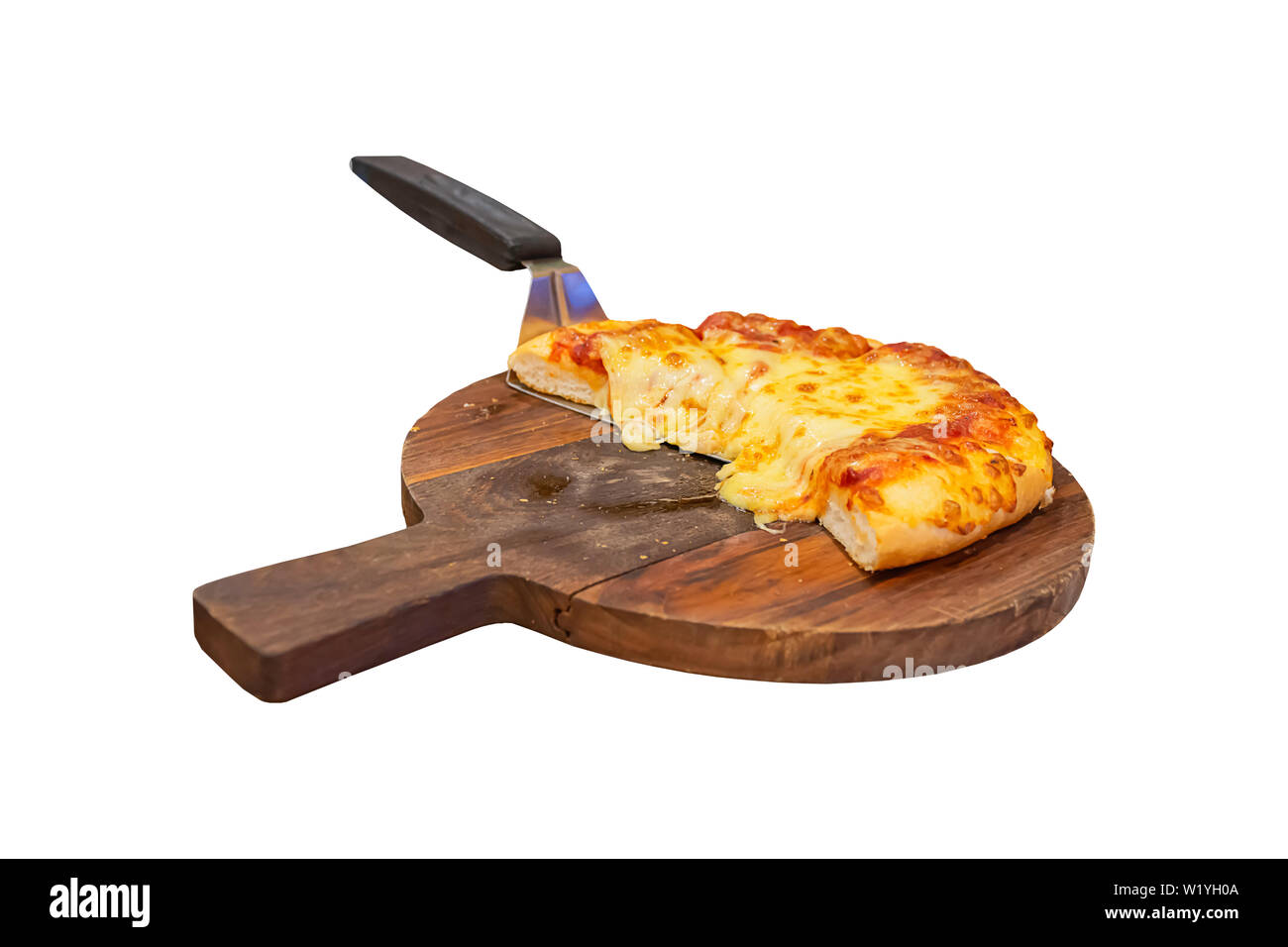 Pizza con prosciutto e formaggio sul vassoio in legno è posto su uno sfondo bianco con percorso di clipping. Foto Stock