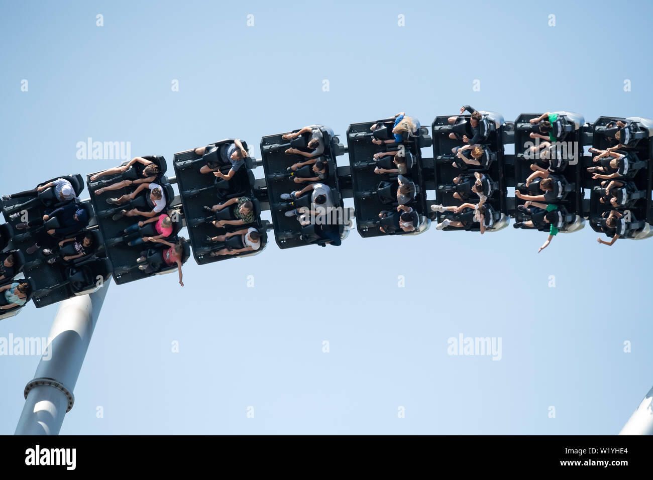 Ruggine, Germania. 02Luglio, 2019. Visitatori ride il 'Silver Star' roller coaster a Europapark. Credito: Sila Stein/dpa/Alamy Live News Foto Stock