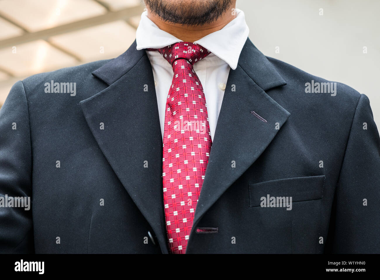 Close-up abito nero con cravatta rossa di imprenditore smart Foto stock -  Alamy